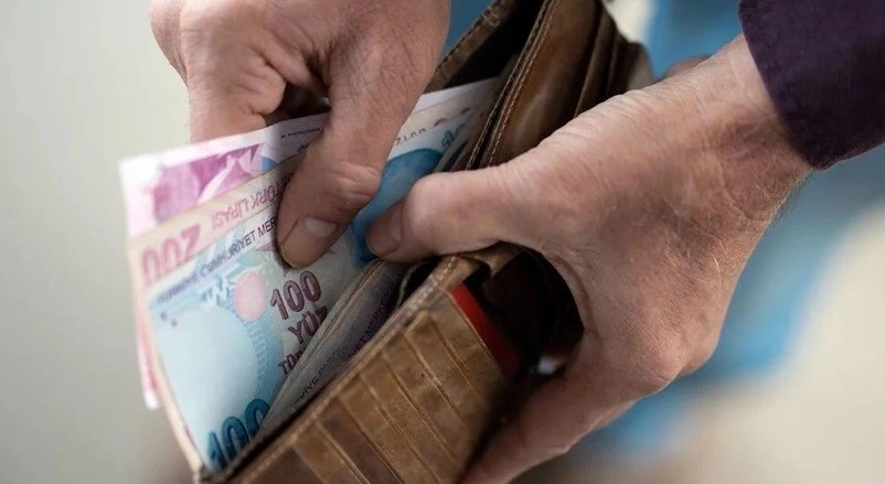 EMEKLİLERE YENİ DÜZENLEMEYLE 33 MİLYAR TL EK YÜK
En düşük emekli maaşının artırılması, devlet bütçesine aylık 5,5 milyar TL, altı aylık periyotta ise 33 milyar 200 milyon TL ek yük getirecek. Yasa düzenlemesi öncesinde, 1 milyon 142 bin emeklinin maaşı 10 bin TL'nin altındaydı. Yeni düzenlemeyle birlikte, kök maaşı 12 bin 500 TL'nin altında olan emekli sayısı 3 milyon 703 bin 788'e yükseldi.
