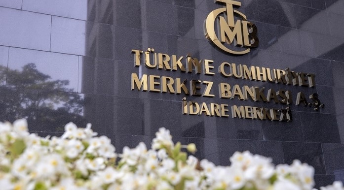 CITI: KASIM'A KADAR FAİZLER SABİT KALACAK
Citi, Türkiye Cumhuriyet Merkez Bankası'nın (TCMB) Kasım ayına kadar faizleri sabit tutacağını belirtti. Banka, zorlu bir makroekonomik zemin ve likidite ortamında karmaşık bir dezenflasyon süreci ile karşı karşıya olunduğuna dikkat çekti. Son verilerin, 2. çeyrekteki ardışık büyüme oranının faaliyetlerde mütevazı bir daralmaya işaret ettiğini, bu daralmanın 3. çeyrekte daha sıkı mali koşullar, özel tüketimde normalleşme ve daha zayıf ihracat nedeniyle daha belirgin hale geleceğini belirtti. Citi, bu durgunluk benzeri ortamın, politika yapıcıların yolunu bulmasını zorlaştıracağını ve ekonomik faaliyetlerde beklenenden daha derin bir yavaşlamanın, erken bir gevşeme riskini artırabileceğini vurguladı. Banka, Kasım ayına kadar TCMB'nin faizlerde değişiklik yapmasını beklemiyor.
