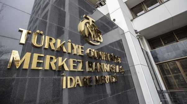 UBS: 3. ÇEYREKTE FAİZLER SABİT KALACAK
UBS, Türkiye'de dezenflasyon sürecinin devam ettiğini belirterek, çekirdek enflasyonun ılımlı seyrettiğine dikkat çekti. Ağustos ayında baz etkisiyle TÜFE'nin yüzde 50 civarında olmasını bekleyen UBS, yıl sonu enflasyonun yüzde 43 civarında gerçekleşeceğini öngördü. UBS, döviz rezervlerinin hızlı artışı ve TL döviz kurunun genel istikrarı göz önüne alındığında, TCMB'nin 2024'ün 3. çeyreğinde politika faizini yüzde 50'de sabit tutacağını ifade etti. Banka, TCMB'nin 2024'ün son çeyreğine kadar faiz indirimine gitmesini beklemiyor.
