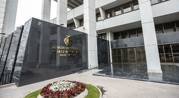 BOFA: SON ÇEYREKTE FAİZ İNDİRİMİ BEKLENTİSİ
Bank of America (BofA), TCMB'nin faiz indirimi konusunda temkinli bir yaklaşım benimseyeceğini öngördü. Mevcut enflasyon oranı, baz etkileri ve güçlü kur sayesinde hızla düşse de, hizmetler enflasyonunun yüksek seyretmesi ve gıda fiyatlarının mevsimsel faktörlerden etkilenmesi gibi risklerin devam ettiğini belirten BofA, TCMB'nin ilk faiz indirimi için Aralık ayını hedefleyebileceğini ifade etti. Ancak bu kararın, ekonomik verilere bağlı olacağına dikkat çeken BofA analistleri, faiz indirimlerinin hızının yavaş olacağını ve sıkı para politikasının korunmasının hedefleneceğini öngördü.
