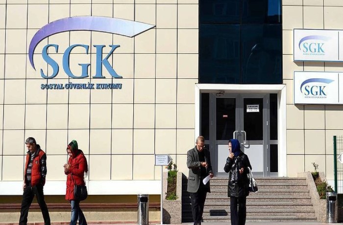 KAPLICA TEDAVİSİNİN GEÇERLİ OLDUĞU TESİSLER
Yeni destek programı, emeklilerin ve bir yakınlarının Türkiye genelindeki kaplıca tesislerinde ücretsiz olarak tedavi olabilmesini sağlıyor. Ancak, tedavi yalnızca Sağlık Bakanlığı'ndan işletme izni almış tesislerde gerçekleştirilebiliyor. İzin alınmamış tesislerde yapılan tedavi masrafları karşılanmıyor. Bu nedenle, emeklilerin bakanlık tarafından izinli tesislerde tedavi olmaları gerekiyor.
