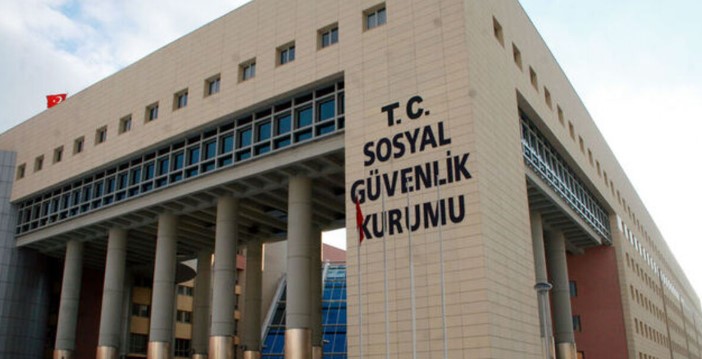 DETAYLI BİLGİ VE İLETİŞİM KANALLARI
Düzenleme, yaşlı ve bakıma muhtaç emeklilerin sağlık hizmetlerine erişimini kolaylaştırarak, onlara önemli bir destek sunuyor. Detaylı bilgiye Sağlık Bakanlığı’nın web sitesi veya doğrudan iletişim kanalları aracılığıyla ulaşılabiliyor. Bu yeni destek programı, emeklilerin yaşam kalitesini artırma ve sağlık hizmetlerine erişimlerini kolaylaştırma noktasında büyük bir adım olarak değerlendiriliyor.
