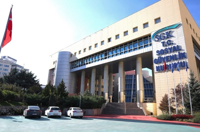 EKONOMİK DESTEK VE YAŞAM KALİTESİNDE ARTIŞ
SGK onaylı kaplıca tesislerinde yapılan tedavilerde, hem emeklilerin hem de refakatçilerinin giderleri karşılanıyor. Bu imkanlardan yararlanabilmek için, tedaviye başlamadan önce 6 ay içinde alınmış bir sağlık kurulu raporunun bulunması şart. Bu düzenleme, ekonomik zorluk içinde olan emeklilere sağlık hizmetlerine daha kolay erişim ve ekonomik destek sağlanmasını amaçlıyor.
