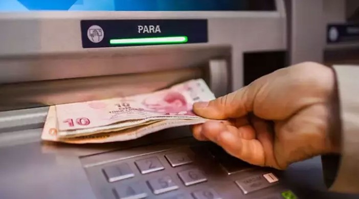 KÜÇÜK BANKNOTLAR İHTİYAÇLARI KARŞILAMIYOR
5, 10 ve 20 TL gibi küçük banknotların vatandaşların günlük ihtiyaçlarını karşılamada yetersiz kaldığı görülüyor. Bu durum bankaları yeni düzenlemeler yapmaya itiyor. Küçük banknotların ATM'lerden kademeli olarak kaldırılmasıyla birlikte bankaların tek banknot dönemine geçeceği konuşuluyor.
