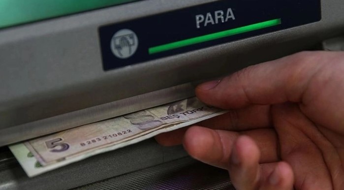 ATM'DEN ÇEKİLEN TUTARLARDA DEĞİŞİKLİK
Piyasada küçük değerli banknotların yetersiz kalması nedeniyle, vatandaşlar ATM'lerden en yüksek tutar olan 200 TL'yi çekmeyi daha sık tercih etmeye başladı. Bu durum, bazı bankalarda 10-20 TL gibi küçük tutarları çekmeyi imkansız hale getirdi. Yakın zamanda, nakit çekim limitleri de artırıldı. Önceden 5 bin lira olan nakit çekim limiti, 10 bin liraya yükseltildi ve bazı bankalar bu limiti 15 bin liraya kadar çıkardı.
