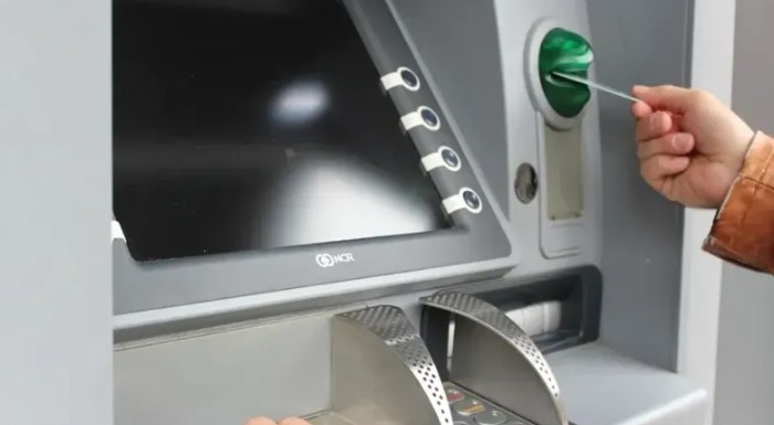 BANKALARIN YENİ STRATEJİSİ
Bankaların küçük banknotları ATM'lerden kaldırma stratejisi, piyasada büyük yankı uyandırdı. Bu strateji, vatandaşların nakit ihtiyaçlarını karşılamada zorluk yaşamasına sebep olabilir. Ayrıca, küçük işletmelerin ve bireylerin küçük değerli banknotlara olan ihtiyacı göz ardı edilmemelidir. Bankaların bu yeni düzenlemeleri, vatandaşların günlük yaşamlarında nasıl bir etki yaratacağı konusunda soru işaretleri oluşturuyor.

