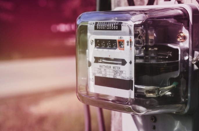 AKILLI SAYAÇ SİSTEMİNİN ÇALIŞMA PRENSİPLERİ
MASS, elektrik sayaçları ile merkezi yazılım arasında iki yönlü veri iletişimi sağlayarak tüketim verilerinin doğrulanmasını ve saklanmasını mümkün kılacak. Sistem; modem, merkezi haberleşme yazılımı, haberleşme protokolü, veri yoğunlaştırıcı ve kullanıcı mobil uygulaması gibi bileşenlerden oluşuyor. Bu teknoloji sayesinde elektrik tüketim verileri daha hassas bir şekilde izlenip yönetilebilecek.
