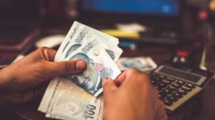 VADE SEÇENEKLERİ VE FAİZ ORANLARI
İhtiyaç kredilerinde vade seçenekleri, genellikle bireylerin ödeme kapasitelerine göre belirlenir. Bankacılık Düzenleme ve Denetleme Kurumu (BDDK) tarafından koyulan kurallar doğrultusunda, 50 bin TL'ye kadar olan kredilerde maksimum 36 ay vade imkanı sağlanırken, daha yüksek tutarlı kredilerde genellikle en fazla 12 ay vade uygulanmaktadır. Bu vade sınırlamaları, özellikle 100 bin TL üzerindeki kredi taleplerinde ödeme planlarını daraltarak maliyet hesaplamalarını etkileyebiliyor. Sonuç olarak, yüksek tutarlı ihtiyaçlar için tüketiciler, daha kısa vadelerde daha yüksek taksit ödemek zorunda kalabiliyor.
