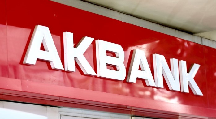 3 AY ERTELEMELİ İHTİYAÇ KREDİSİ NEDİR?
Akbank'ın sunduğu 3 ay ertelemeli ihtiyaç kredisi, başvurusu onaylanan müşterilerin ilk 3 ay boyunca ödeme yapmadan kredi kullanmalarına imkan tanıyor. Bu sayede, acil nakit ihtiyaçlarını karşılamak isteyenler, ödemelerini üç ay erteleyerek daha rahat bir ödeme planı oluşturabiliyor.
