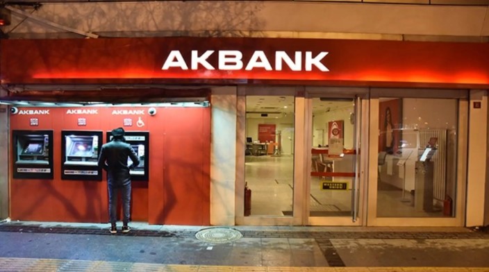 KİMLER BAŞVURABİLİR?
Akbank'ın 3 ay ertelemeli ihtiyaç kredisi kampanyasından faydalanmak isteyenler, bankanın şubeleri, mobil uygulaması ve internet bankacılığı üzerinden başvuruda bulunabilirler. Kredi başvurusu için gerekli belgeler arasında kimlik belgesi, gelir belgesi ve ikametgah adresi gibi standart belgeler bulunuyor. Akbank, başvuru sürecinde müşterilerine hızlı ve kolay bir deneyim sunmayı amaçlıyor.
