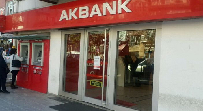AVANTAJLAR VE ÖDEME SEÇENEKLERİ
Akbank'ın sunduğu bu yeni kredi kampanyası, birçok avantajı beraberinde getiriyor. 3 ay erteleme seçeneği sayesinde müşteriler, acil nakit ihtiyaçlarını karşılarken ilk 3 ay ödeme yapmadan finansal planlarını rahatça yapabilirler. Bu esneklik, özellikle ekonomik belirsizliklerin yaşandığı dönemlerde büyük bir avantaj sağlıyor. Ayrıca, Akbank'ın sunduğu uygun faiz oranları ve esnek vade seçenekleri, müşterilerin bütçelerini zorlamadan kredi kullanmalarına olanak tanıyor.
