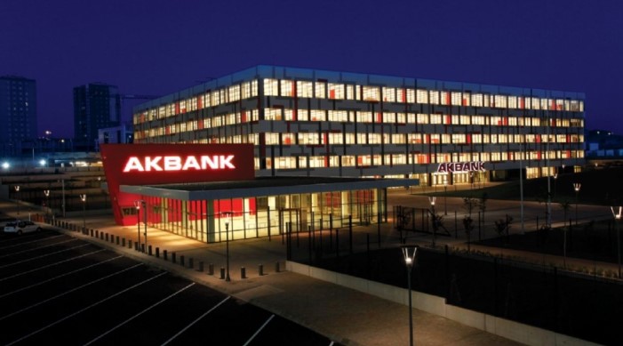 BAŞVURU SÜRECİ
Akbank'ın 3 ay ertelemeli ihtiyaç kredisi başvuru süreci oldukça basit ve kullanıcı dostu bir şekilde tasarlandı. Müşteriler, bankanın resmi web sitesi veya mobil uygulaması üzerinden başvuru yapabilirler. Başvuru formunu doldurduktan sonra gerekli belgelerle birlikte başvurularını tamamlayabilirler. Kredi başvurusu onaylandığında, kredi tutarı kısa sürede müşterinin hesabına aktarılıyor.
