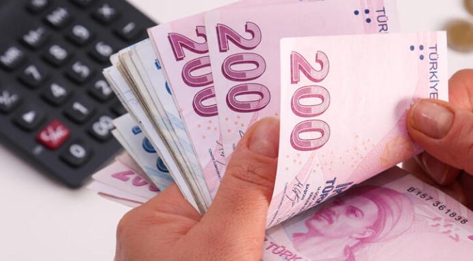 250.000 TL İHTİYAÇ KREDİSİNİN GERİ ÖDEME DETAYLARI
İş Bankası, 250.000 TL'lik ihtiyaç kredisi için yeniden hesaplanan taksit seçeneklerini açıkladı. Örneğin, 12 ay vadeli 250.000 TL ihtiyaç kredisi çekildiğinde, müşterilerin bankaya ödeyeceği aylık taksit 29.680 TL oluyor. Bu kredinin toplam maliyeti ise 356 bin TL'ye ulaşıyor. Bu tür bir maliyet hesaplaması, bütçelerini bu krediye göre ayarlayan müşterilere, İş Bankası aracılığıyla aradıkları finansal desteği alma şansı sunuyor.
