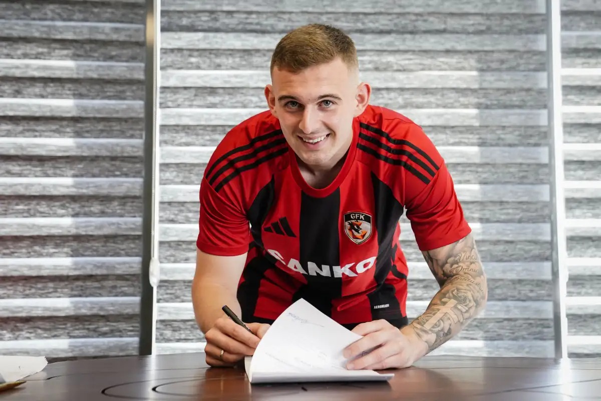 KACPER KOZLOWSKİ, GAZİANTEP FK'DA
Gaziantep Futbol Kulübü, İngiltere Premier Lig takımlarından Brighton Albion forması giyen genç yıldız Kacper Kozlowski’yi 3 yıllığına kadrosuna kattı. Yeni sezona yönelik transfer çalışmalarına devam eden Gaziantep Futbol Kulübü, kadrosuna önemli bir takviye yaptı. Gaziantep FK, son olarak İngiltere Premier Lig takımlarından Brighton Albion forması giyen 21 yaşındaki Polonyalı genç yıldız Kacper Kozlowski’yi 3 yıllığına kadrosuna kattı. Bugün Türkiye’ye gelerek sağlık kontrolünden geçen yıldız futbolcu, Başkan Memik Yılmaz ve Futbol Şube Sorumlusu Mustafa Kara’nın da katıldığı imza töreniyle kendisini 3 yıllığına kırmızı-siyahlılara bağlayan resmi sözleşmeye imza attı. Futbola ülkesi takımlarından AP Pogon takımında başlayan Kozlowski, daha sonrasında Pogon Szczecin’e transfer oldu. Kozlowski, 2020 Avrupa Şampiyonası’nda Polonya Milli Takımı adına forma giyen ve turnuva tarihi boyunca forma giyen en genç futbolcu olma unvanını kazandıktan sonra 11 milyon Euro karşılığında İngiltere Premier Lig takımlarından Brighton Albion’a transfer oldu. Kariyerinde 156 karşılaşmaya çıkan Kozlowski, 24 gol atarken 28 kez de asist yapma başarısı gösterdi. Tecrübeli genç yıldız Polonya Milli Takımı’nda da 45 kez forma giydi.
