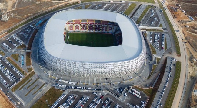 GAZİANTEP FK KALYON STADYUMU’NDA MÜCADELE EDECEK
Bu sezon Süper Lig’de İstanbul'dan Galatasaray, Fenerbahçe, Beşiktaş, Başakşehir, Kasımpaşa ve Eyüpspor, Antalya'dan Antalyaspor ve Alanyaspor, Adana'dan Adana Demirspor, Trabzon'dan Trabzonspor, İzmir'den Göztepe, Kayseri'den Kayserispor, Konya'dan Konyaspor, Gaziantep'ten Gaziantep Futbol Kulübü, Sivas'tan Sivasspor, Samsun'dan Samsunspor, Hatay'dan Hatayspor, Rize'den Çaykur Rizespor ve Muğla'dan Bodrum FK yer alacak. Trendyol Süper Lig 2024-2025 sezonunda 13 ilden 19 takım, 18 stadyumda mücadele edecek. Kalyon Stadyumu’nun seyirci kapasitesi 30 bin 320 kişi olarak açıklandı.
