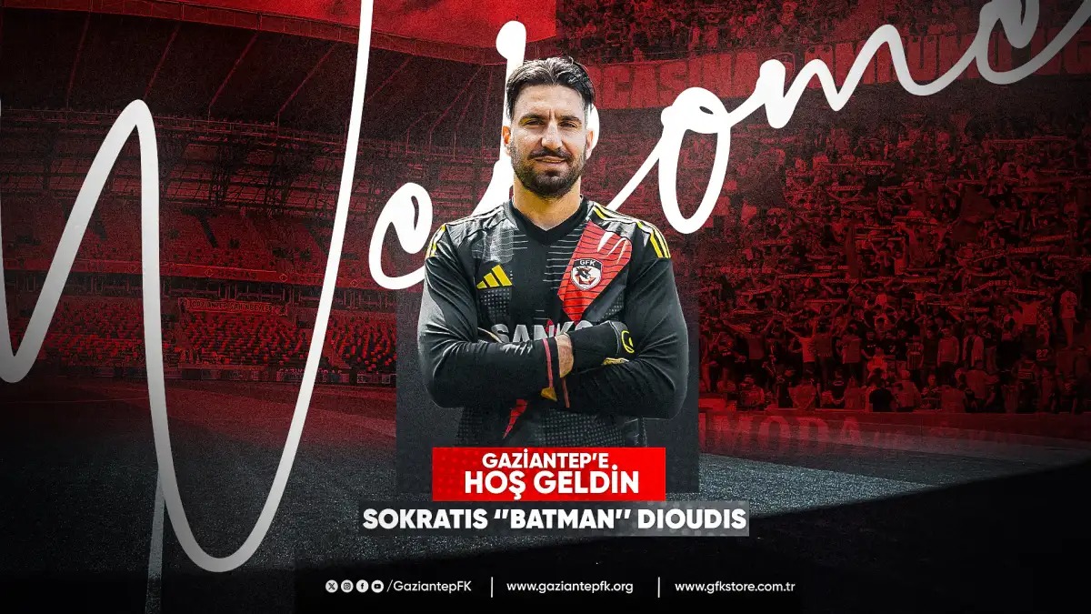 SOKRATİS DİOUDİS GAZİANTEP FK'DA
Gaziantep Futbol Kulübü, Zaglebie Lubin forması giyen Yunan Milli kaleci Sokratis Dioudis'i 2 yıllığına kadrosuna kattı. Yeni sezon hazırlıklarını sürdüren Trendyol Süper Lig ekiplerinden Gaziantep Futbol Kulübü, transfer çalışmalarına da hız verdi. Gaziantep ekibi, transfer çalışmaları kapsamında Zaglebie Lubin forması giyen Yunan Milli kaleci Sokratis Dioudis'i kadrosuna kattı. Kırmızı-siyahlılar, kariyerinde toplam 265 resmi müsabakaya çıkan ve 105 karşılaşmada kalesini gole kapatmayı başaran başarılı file bekçisi Sokratis Dioudis ile 2 yıllık sözleşme imzaladı. Gaziantep FK tarafından yapılan açıklamada, "Gaziantep Futbol Kulübümüz, son olarak Zaglebie Lubin forması giyen Yunan Milli kaleci Sokratis Dioudis ile iki yıllık anlaşmaya varmıştır. 'Batman' lakaplı yeni transferimiz Sokratis Dioudis, Kulüp Başkanımız Memik Yılmaz ve Başkan Yardımcımız İbrahim Dicle'nin de katıldığı imza töreniyle birlikte resmi sözleşmeye imza attı. Sokratis Dioudis'e kulübümüze hoş geldin diyor, armamız altında üstün başarılar diliyoruz" ifadelerine yer verildi.
