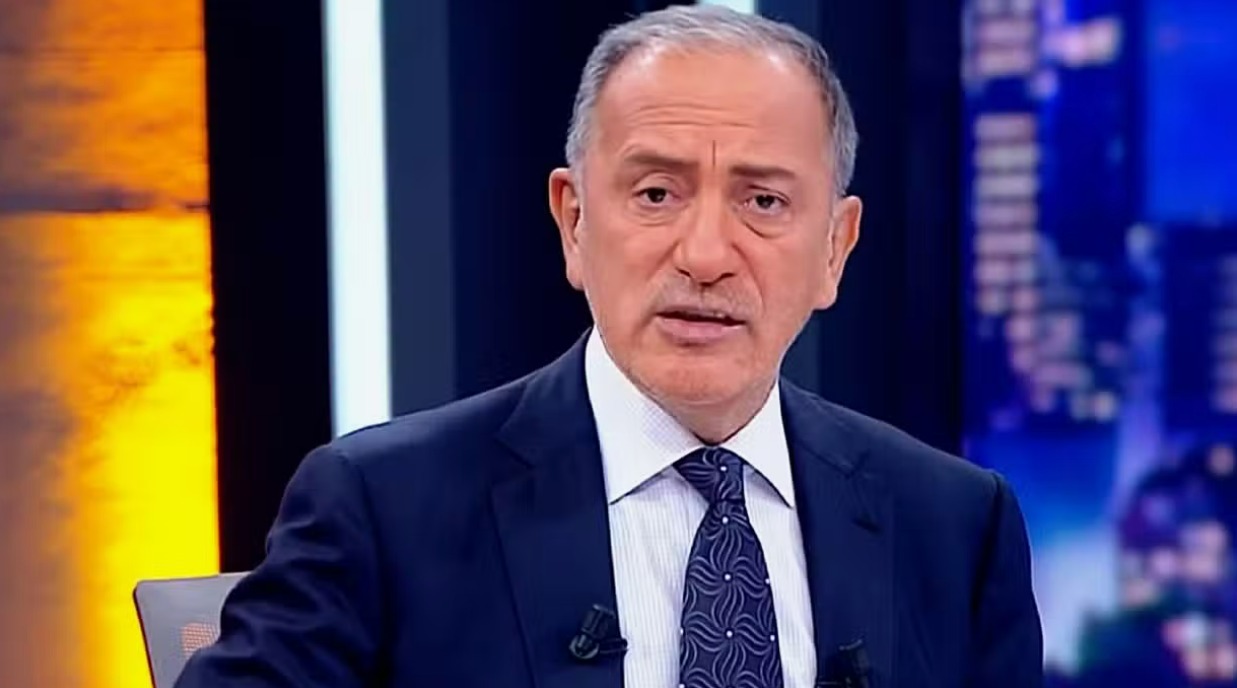 NARİN GÜRAN’IN AMCASI TUTUKLANDI
Narin’in kaybolmasının ardından, olayla bağlantılı olabileceği düşünülen bazı deliller aracında bulunan amca S.G., güvenlik güçleri tarafından gözaltına alınarak tutuklandı. Soruşturma derinleştirilirken, olayın ardından kamuoyunda kayıp çocuklar meselesi yeniden tartışılmaya başlandı. Uzmanlar ve vatandaşlar, bu konuda daha fazla önlem alınması gerektiğini vurguluyor.
