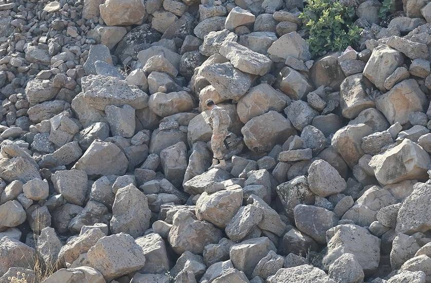SOSYAL MEDYADAKİ İDDİALAR DİKKAT ÇEKTİ
Narin’in kaybolmasıyla ilgili sosyal medyada ortaya atılan iddialar, kamuoyunda geniş yankı uyandırdı. Bir benzin istasyonu çalışanının, amca S.G.'nin aracında battaniyeye sarılı ve baygın halde bir çocuk gördüğünü iddia etmesi, olayın seyrini değiştirdi. Benzin istasyonu çalışanı, jandarmaya verdiği ifadede, Narin’in kaybolduğu gün S.G.'nin aracıyla istasyona geldiğini ve yalnızca ıslak mendil aldığını belirtti. Ancak bu iddia, olayın gidişatını etkileyen önemli bir ayrıntı olarak değerlendiriliyor.
