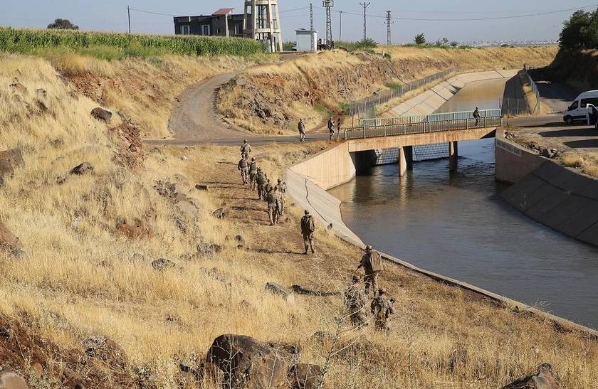 S.G.’NİN TUTUKLANMASI VE SORUŞTURMADA SON DURUM
Amca S.G., Narin’in kaybolduğu gün köyden ayrılışı, telefon kayıtları ve aracındaki DNA örnekleri nedeniyle tutuklu bulunuyor. S.G., hakkındaki tüm suçlamaları reddederek, arama çalışmalarına aktif olarak katıldığını ve aracında Narin’i hiç taşımadığını savunuyor. Ancak elde edilen yeni deliller ve tanık ifadeleri, soruşturmanın gidişatını değiştirebilir.
