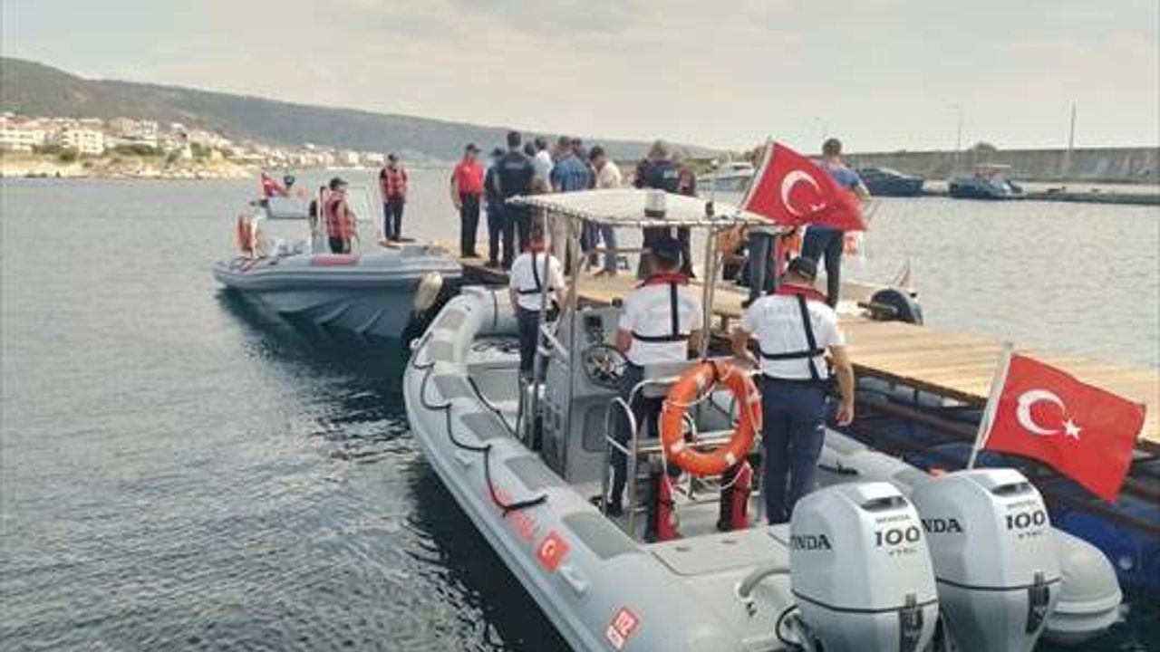 DENİZE AÇILDIKTAN SONRA KAYBOLDULAR
33 yaşındaki Hüseyin Piner ve 28 yaşındaki Yücel Coşkun, 25 Ağustos'ta Yalova'nın Armutlu ilçesi Dereağzı mevkisinden iki kişilik bir kanoyla denize açılmış, Bozburun mevkisine doğru ilerlerken Tavşantepe bölgesinde kaybolmuşlardı. Kayıp ihbarının ardından başlatılan arama çalışmalarında, Sahil Güvenlik Komutanlığı ekipleri Piner ve Coşkun'un kullandığı kanoya ulaşmış, ancak kendilerine dair bir iz bulunamamıştı.
