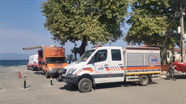 VALİLİKTEN RESMİ AÇIKLAMA
Yalova Valiliği tarafından yapılan açıklamaya göre, 25 Ağustos Pazar günü saat 17.20'de 112 Acil Çağrı Merkezi'ne gelen ihbarla, Yalova Üniversitesi Armutlu Meslek Yüksekokulu önünden iki kişinin şişme botla denize açıldığı ve kötü hava koşulları nedeniyle sürüklendikleri bildirilmişti. İhbarın ardından Sahil Güvenlik Güney Marmara Grup Komutanlığı, İl AFAD Müdürlüğü, Deniz Polisi, Jandarma Arama Kurtarma, Ulusal Medikal Kurtarma Ekibi (UMKE), 112 Acil Sağlık ve çeşitli sivil toplum kuruluşlarının katılımıyla geniş çaplı bir arama kurtarma operasyonu başlatıldı.
