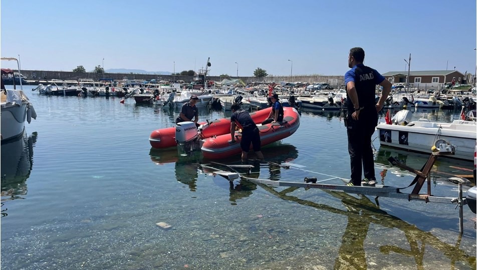 Valilik açıklamasında, “Arama kurtarma faaliyetlerinde görevli sahil güvenlik dalış timi, 30 Ağustos günü sabah saat 08.40 civarında Mudanya Eşkel sahilindeki kayalıklar üzerinde bir erkek cesedi tespit etmiştir. Ceset, TCSG-25 botuyla bulunduğu yerden alınarak Güzelyalı Sahil Güvenlik İskelesi’ne getirilmiştir. Yapılan incelemeler ve parmak izi analizleri sonucunda cesedin kaybolan Hüseyin Piner’e ait olduğu belirlenmiştir. Diğer kayıp kişinin halen denizde olduğu düşünülmekte ve arama kurtarma faaliyetleri kesintisiz olarak devam etmektedir” ifadelerine yer verildi.