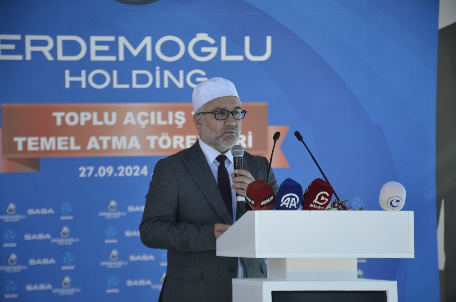 Konuşmaların sonunda Adıyaman ve Tut’da açılışı ve temeli atılacak olan eserlere Sinevizyon bağlantısı yapılarak sırasıyla kurdelaları kesildi. Program, İlçe müftüsü dua okumasının akabinde Ali Erdemoğlu Meslek Yüksekokulu ve Lojmanın açılmasıyla sonlandı.