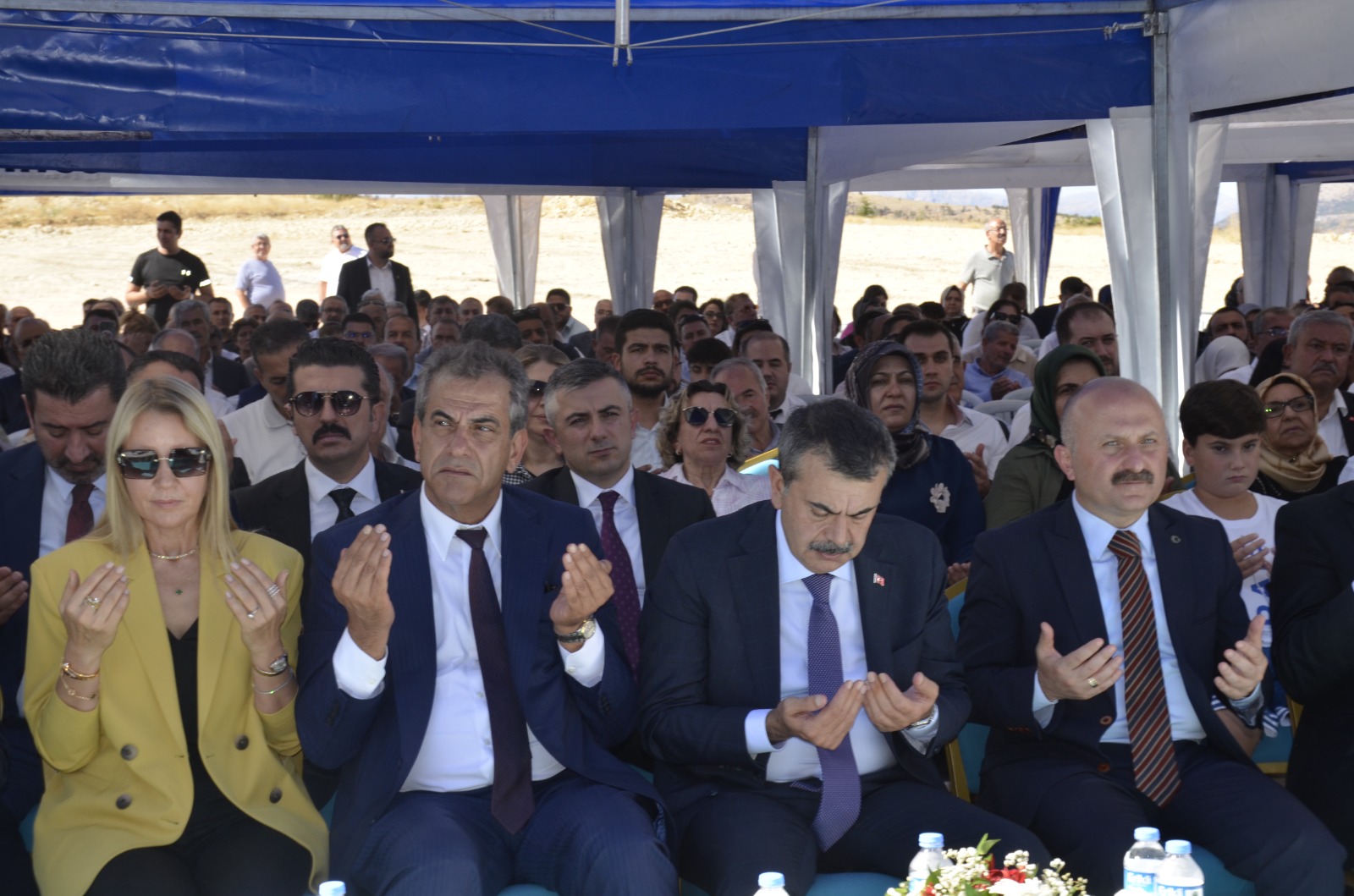 Adıyaman Valisi Osman Varol ise konuşmasında hizmetlerinden dolayı Erdemoğlu ailesine teşekkür etti. “Çok değerli Bakanım, çok kıymetli milletvekillerimiz, belediye başkanlarımız, bugün burada olmamızın hayırlı sebebini oluşturan çok kıymetli Erdemoğlu ailesi, büyükleri, gençleri, değerli Besnili hemşehrilerimiz, hanımefendiler, beyefendiler, basınımızın değerli mensupları; bugün beşlimizde bir taraftan Beste Eğitim Bayramımızın açılış merasimi, bir taraftan da çok kıymetli iyilik ilimizin, ülkemizin, bölgemizin gururu olan Erdemoğlu ailesinin gerçekleştirdiği eğitim ağırlıklı olan bir takım yatırımların açılışı ve bazılarının da temel atma merasimi için böyle güzel, güzide bir grupla bir arada olmanın verdiği memnuniyetle, öncelikle hepinize hoş geldiniz diyor, hepinizi saygıyla, sevgiyle, muhabbetle selamlıyorum.