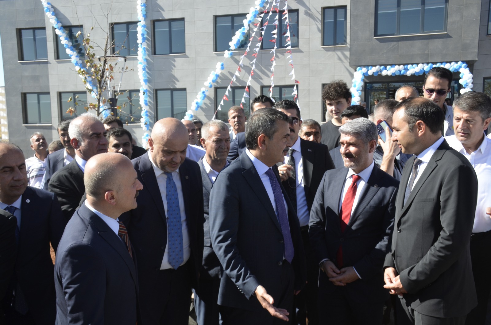 ÜZERİMİZE DÜŞEN ALTYAPIYI FAZLASIYLA YAPIYORUZ
Burada tek bir cümleyi söyleyerek konuşmamı fazla uzatmak istemiyorum. Çinlilerin çok güzel bir atasözü var. Bu atasözü şunu söyler: ‘Bir yılı düşünüyorsanız buğday yapınız, 10 yılı düşünüyorsanız ağaç dikiniz, 100 yılı düşünüyorsanız insan yetiştiriniz.’ Biz de bölgemizde, ülkemizde gelecekteki insanlarımızı en iyi nasıl yetiştirileceği noktasında üzerimize düşen altyapıyı fazlasıyla yapıyoruz. Bundan sonrası Sayın Bakanımızın huzurunda söylüyorum, hocalarımızın, bakanlığımızın ve tüm velilerimizin desteğiyle bilimle, ilimle, irfanla, geleneklerine bağlı, ülkesine, bayrağına bağlı gençlik yetiştirmesini özellikle rica ediyorum. Hepinize tekrar törenimize katıldığınızdan dolayı hoş geldiniz diyorum, Erdemoğlu ailesi adına saygılar sunuyorum. Sağ olun, var olun.
