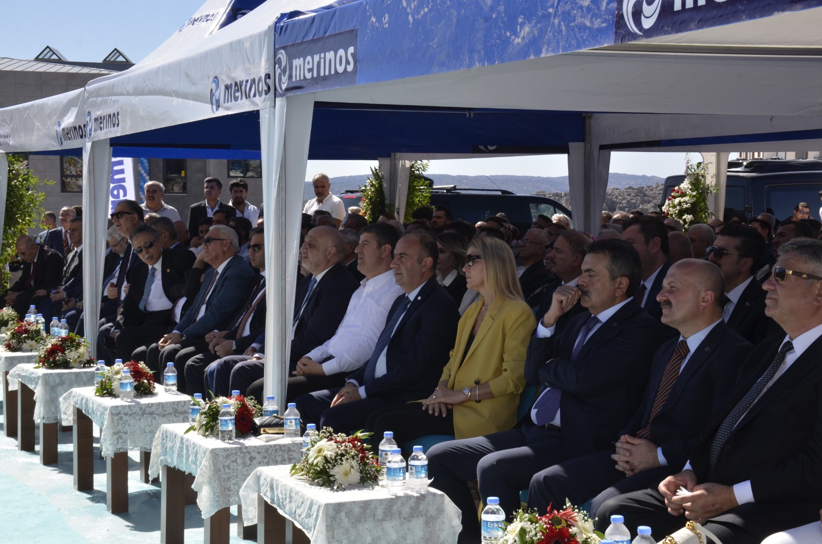  “BU EMANETLERE, OKULLARINIZA SAHİP ÇIKACAĞIZ”
26. Besni Eğitim Bayramı etkinlikleri arasında en önemlisi olan Erdemoğlu Ailesinin Besni, Tut ve Adıyaman’daki yatırımlarının temel atma ve açılış törenlerine katılan Milli Eğitim Bakanı Yusuf Tekin, burada yaptığı konuşmada Erdemoğlu ailesinin yaptığı hizmetlere, açtığı okullara Bakan düzeyinde daha önce katılım olmamasına özür dileyerek karşılık verdi. “Gecikmiş bir özrü ve gecikmiş bir teşekkürümüzü kabul edin lütfen” diyen Bakan Tekin, “Bir de bir hususu daha belirtiyim, bu da bir özür olsun. O kadar okul yapmışsınız, ben sordum Ali Bey'e de; Milli Eğitim Bakanlarımız bu okulların açılışlarında hiç bulunmamışlar. Bu da benim adıma, ben bütün benden önceki bakanlar adına da bir özür borcu olsun. Özür diliyorum. Bunu atlamışız. Şimdi gecikmiş bir özrü ve gecikmiş bir teşekkürümüzü kabul edin lütfen, diyorum. Sizlere şükranlarımı sunuyorum. Bundan sonra artık bütün sorumluluk, bütün vebal bu okullarımızda ders verecek öğretmenlerimizde ve Milli Eğitim Bakanlığımızda. Ben de bakan olarak, şunun tarihinde bulunuyorum; size gücümüzün son damlasına kadar bu emanete sahip çıkacak şekilde okullarınıza sahip çıkacağız. Hayır etme gerekçelerinize uygun davranacağız. Ben şahsım, Milli Eğitim Bakanlığım ve öğretmenlerim adına bunu size söz veriyorum. Tekrar teşekkür ediyorum, saygılar sunuyorum.
