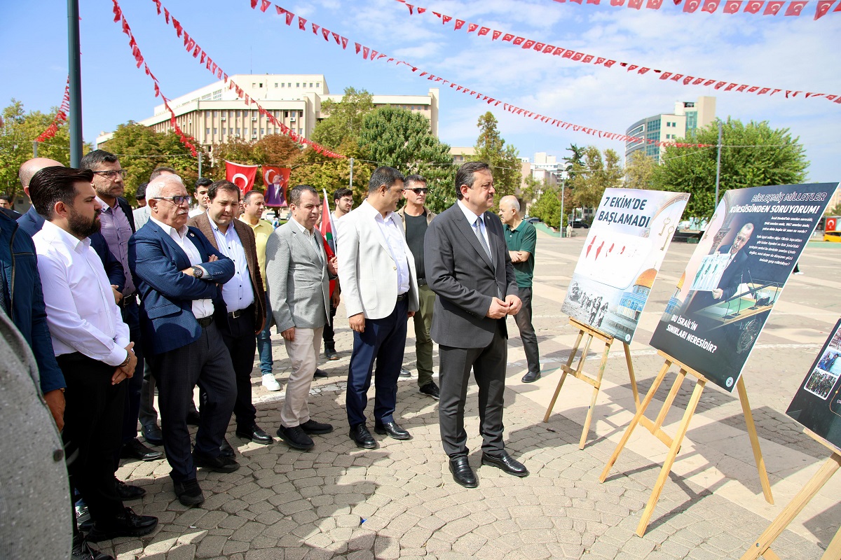  ‘İsrail, Gazze Şeridi’ne yönelik başlattığı saldırılar ile Filistinli savunmasız sivilleri hedef almış, uluslararası hukuku hiçe sayarak büyük bir insanlık suçuna imza atmıştır’ diyen Başkan Fedaioğlu, “İsrail, işlediği soykırım suçunun üzerini örtmek için de 7 Ekim’i bahane etmektedir. Bu noktada çok önemli bir gerçeğin altını çizmek istiyoruz: 7 Ekim’i meselenin sanki sıfır noktasıymış gibi ele alan bir yaklaşımı kesinlikle kabul etmiyoruz. 7 Ekim esasında İsrail katliam ve soykırım makinasının hız ve şiddetinin daha da artmasıdır. Bir yılın içinde 17 binden fazla çocuk, 11 binden fazla kadın olmak üzere 42 binden fazla masum Filistinli sivil İsrail’in acımasız ve insanlık dışı saldırılarında şehit düştü” şeklinde konuştu. 