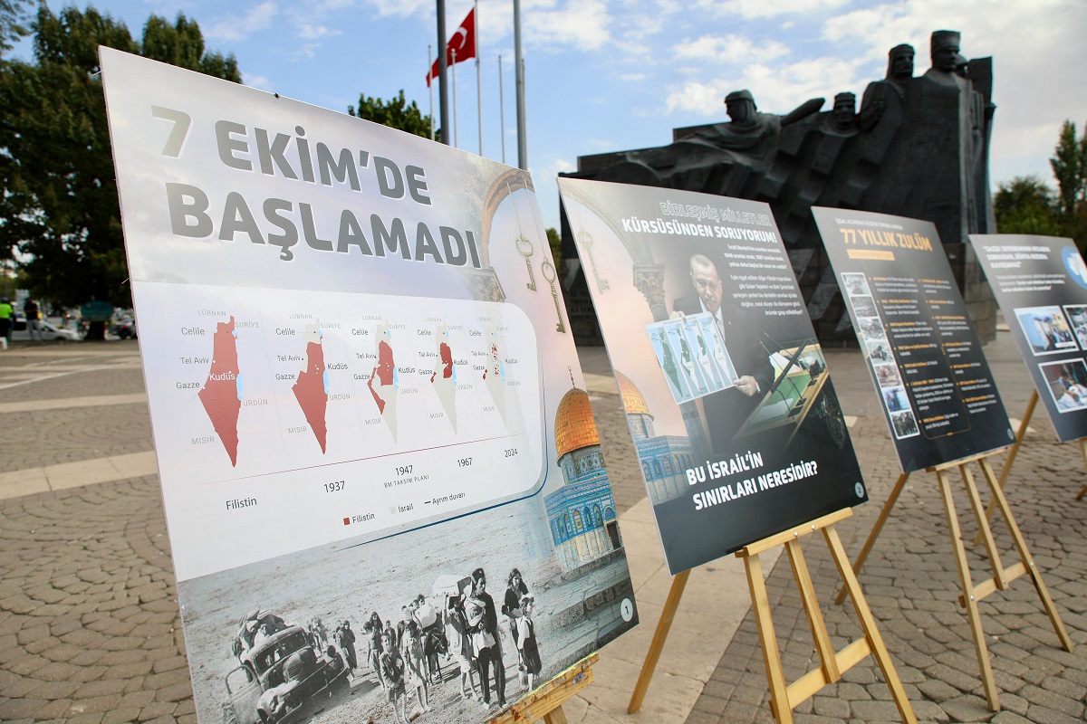 Başkan Fedaioğlu, “Hiçbir şey 7 Ekim’de başlamadı! Süre giden soykırıma 7 Ekim sebep olmadı! 77 yıllık bir işgal, zulüm ve katliam tarihinden bahsediyoruz. Topraklarından edilmiş hakları ve malları gasp edilmiş; öldürülmüş; katliama uğramış milyonlardan bahsediyoruz. Böyle bir gasp ve hırsızlığın üstüne kurularak, uluslararası hamilerinden yüz bulup günümüze kadar gelen bu suç şebekesinden zaten ne hak ne hukuk ne de adalet beklenebilir. Diğer taraftan, uluslararası hiçbir kurum bu insanlık dışı durumun durdurulması için yeterli, çaba sarf etmemiş, insan haklarını ağzından düşürmeyen bazı Batılı devletler maalesef ki İsrail’i kınama cesareti bile gösterememiştir. Bugün hala uluslararası toplum gereken adımları atmaktan, uluslararası hukuku işletmekten son derece uzaktır. İsrail, bölgenin ortasına Batılı güçlerce bırakılmış bir bomba misali on yıllardır bölgede istikrarsızlık ve kaos kaynağı olmayı sürdürmektedir. İsrail, kurulduğu günden bu yana, Batı’nın çifte standardını, iki yüzlülüğünü ve ikircikli tavrını gösteren bir örnek olmuştu. 7 Ekim’den bu yana da acizlik, zayıflık ve sefaletini de göstermiş oldu. Bugün bu katliama ses çıkarmayan hiçbir devletin kendini ciddi bir devlet olarak görme hakkı yoktur. Yine bugün bu soykırıma itiraz edemeyen hiçbir ülkenin insanlığa söyleyecek tek bir sözü kalmamıştır. İsrail 1930’ların Nazi Almanyası’ndan farksızdır. Tıpkı Nazi Almanyası gibi soykırımcı, saplantılı ve ırkçı bir ideolojiye sahiptir. Yine tıpkı Nazi Almanyası gibi saldırgan, şımarık, küstah davranışlar sergilemektedir. İsrail bugün Ortadoğu’da etrafına bulaşan ve tüm bölgenin düzen ve istikrarını tehdit eden bir yapıdır. Nazi Almanyası’nın durdurulmamasının dünyanın başına açtığı dertleri tarihten biliyoruz. Bugün de İsrail durdurulmadığı takdirde tüm bölgeyi ateşe atana kadar devam edecektir. Bu nedenle tüm gücümüzle haykırıyoruz: İsrail durdurulmalıdır! Netanyahu hesap vermelidir” ifadelerini kullandı. 