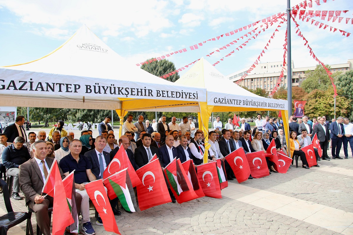 AK Parti Gaziantep İl Başkanı Fatih Muhaddis Fedaioğlu, İsrail’in Filistin’e yönelik başlattığı insanlık dışı saldırının birinci yılında 15 Temmuz Demokrasi Meydanı’nda il-ilçeler üç kademe teşkilat mensupları ile birlikte basın mensupları ile buluştu. Düzenlenen basın açıklamasının ardından sergi alanı gezildi.  