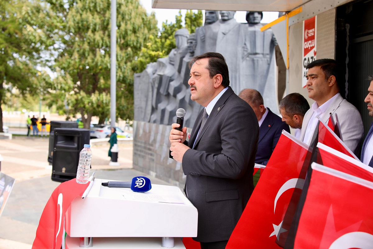 Fedaioğlu, “Bu anlamda güçlü bir Türkiye’nin ve siyasi iradenin öneminin hem bölgemiz hem de insanlık için ne denli hayati olduğunu bir kez daha vurguluyoruz. Filistin davasına sahip çıkan Cumhurbaşkanımızın küresel çeteler ve onların yerli işbirlikçileri tarafından yıllardır neden hedef alındığını bugünlerde yeniden idrak ediyoruz. Filistin, sadece bir coğrafi bölge ya da bir halkın mücadelesi değildir; Filistin, tüm insanlığın vicdan davasıdır. Filistin'in bağımsızlık mücadelesi, aynı zamanda evrensel insan hakları mücadelesidir. İsrail’in işgal politikalarına, Filistin halkına uyguladığı zulme ve insan hakları ihlallerine karşı mücadelemiz Cumhurbaşkanımız Sayın Recep Tayyip Erdoğan’ın liderliğinde devam edecektir. Kamuoyuna saygılarımızla duyurulur” cümleleri ile açıklamasını noktaladı. 