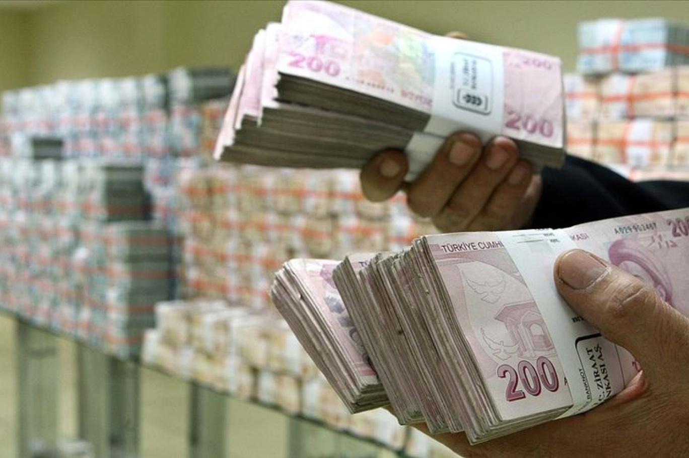 EKİM AYINDA SIFIR FAİZLİ KREDİ FIRSATLARI
Birçok banka, Ekim ayında sıfır faizli kredi kampanyalarını güncelleyerek müşterilerine farklı avantajlar sunuyor. Sıfır faizli krediler, özellikle kısa vadeli ödeme planlarına sahip olup, vade sonunda herhangi bir faiz ödemesi yapılmaması nedeniyle tercih ediliyor. Bu sayede tüketiciler, ihtiyaçlarını karşılayarak maddi sıkıntı yaşamadan borçlarını ödeyebiliyor. İşte Ekim 2024'te sıfır faizli kredi veren bankaların kampanyaları:
