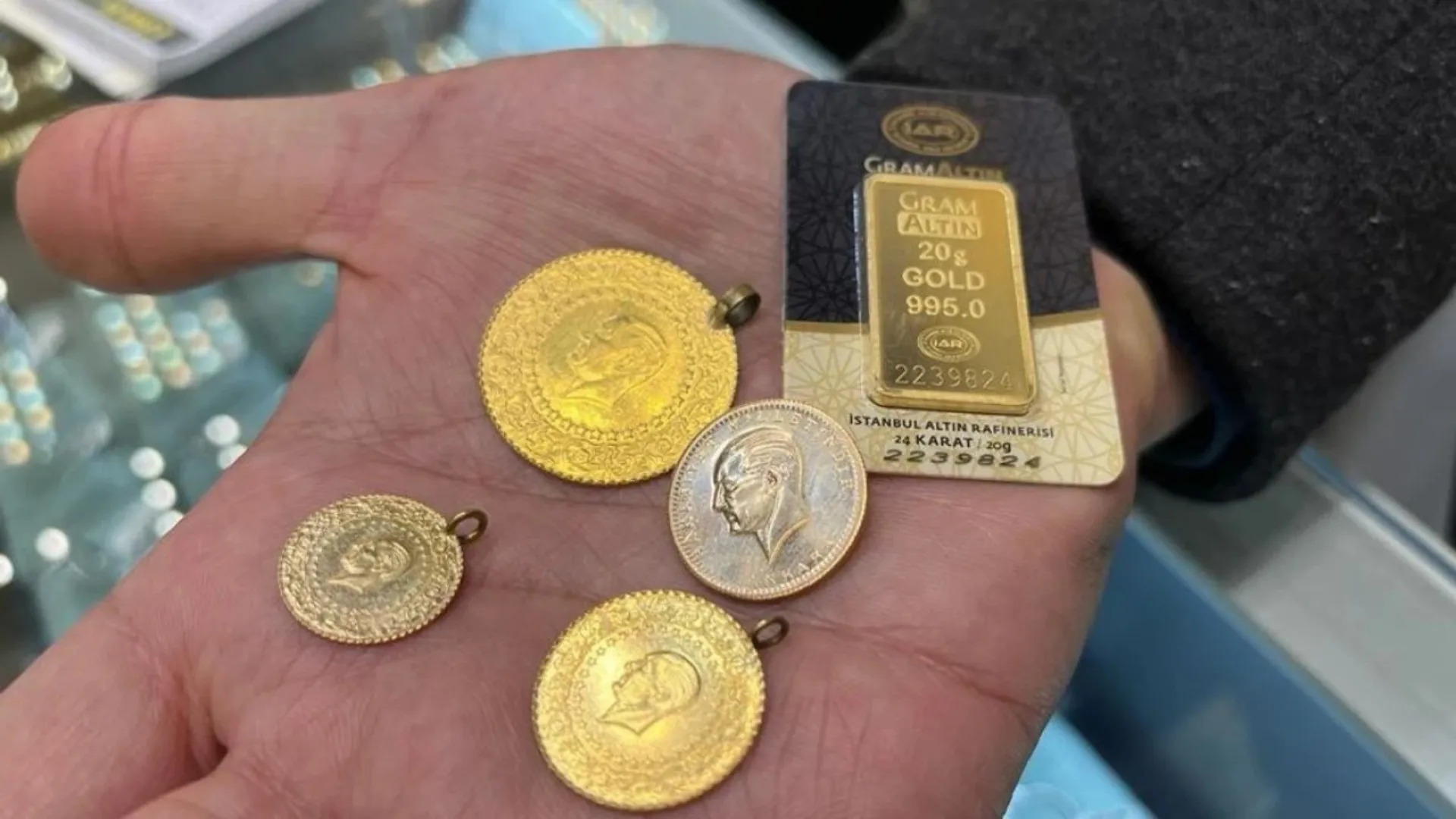 GRAM ALTINDA DALGALANMALAR SÜRÜYOR
Baydar, gram altın fiyatlarında da ons altına paralel bir düşüş beklediğini dile getirdi. Gram altın için kritik pivot seviyesinin 2769 lira olduğunu belirten Baydar, bu seviyenin altına inilmesi durumunda ayı piyasasının görülebileceğini vurguladı. Ayrıca, gram altında ara destek seviyesinin 2830 lira olduğunu ve bu seviyeye kadar dalgalanmaların sürebileceğini belirtti.
