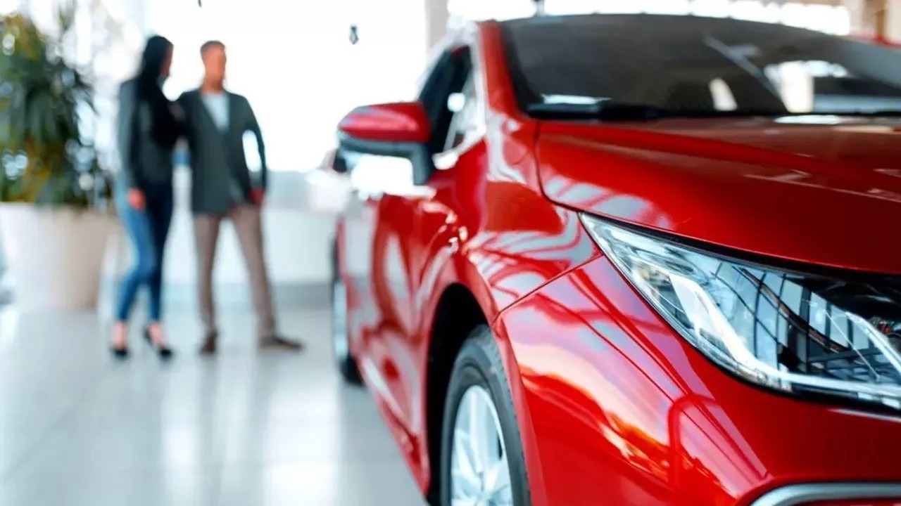 OTOMOTİV SEKTÖRÜNDEKİ BÜYÜME HIZI DEVAM EDİYOR
Otomotiv sektörü, pandemi döneminde yaşanan durgunluğa rağmen büyümeye devam ediyor. Türkiye ekonomisi, küresel ticaretteki zorluklara rağmen otomotiv sektöründe üretim, istihdam ve ihracat odaklı büyümesini sürdürüyor. Ticaret Bakan Yardımcısı Gürcan, otomotiv sektörünün 2023 yılında yüzde 5,1 oranında büyüme kaydettiğini belirterek, sektörün Türkiye ekonomisindeki önemli yerini bir kez daha vurguladı.
