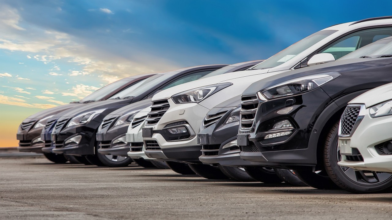GELECEKTE OTOMOTİV VE EMLAK PİYASASINDA NELER BEKLENİYOR?
Emlak ve otomotiv sektörlerinde güvenli ticaretin sağlanması amacıyla başlatılan bu yeni sistemler, dolandırıcılık vakalarının azalmasına katkı sağlayacak gibi görünüyor. Vatandaşlar, hem emlak hem de otomotiv satışlarında e-devlet üzerinden daha güvenilir bir şekilde işlem yapabilecekler. Böylece, fahiş fiyatların önüne geçilmesi ve sektördeki rekabetin daha adil bir zeminde ilerlemesi hedefleniyor.
