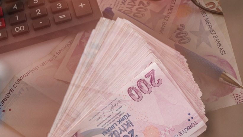 ALIM GÜCÜNDEKİ DÜŞÜŞ VATANDAŞI ZORLUYOR
2024 yılı için belirlenen asgari ücret, Ocak ayından bu yana herhangi bir artış görmediği için enflasyon karşısında ciddi anlamda eridi. Yaşam maliyetlerindeki hızlı artış, özellikle asgari ücretle geçinen ailelerin bütçesini sarsmış durumda. Temel gıda ürünlerinden ulaşım maliyetlerine kadar her alanda yaşanan fiyat artışları, alım gücünü ciddi şekilde düşürdü. Bu nedenle çalışanlar, yapılacak zammın enflasyonun üzerinde olmasını ve geçimlerini daha rahat sürdürebilmelerini bekliyor.

