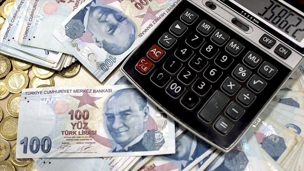 ASGARİ ÜCRETTE BELİRLEYİCİ FAKTÖR: ENFLASYON
Asgari ücret artışlarında en önemli faktör her yıl olduğu gibi bu yıl da enflasyon olacak. Geçtiğimiz yıllarda, enflasyon oranının üzerinde %5 ile %10 arasında değişen zamlar yapıldı. 2024’te de bu eğilimin devam edeceği öngörülüyor. Enflasyon rakamları, çalışanların alacağı yeni maaşın belirlenmesinde kilit rol oynayacak.

