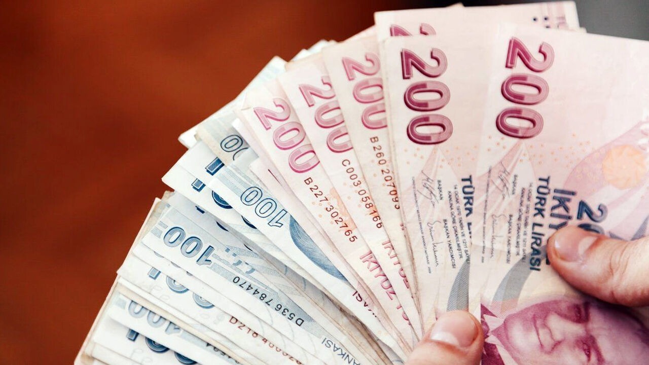 Yapılacak zammın nasıl şekilleneceği büyük bir merak konusu olurken, çeşitli hesaplamalar ve tahminler de gündeme gelmeye başladı. Sabah Gazetesi’nden Faruk Erdem, asgari ücret zammıyla ilgili ilk tahminleri paylaştı.