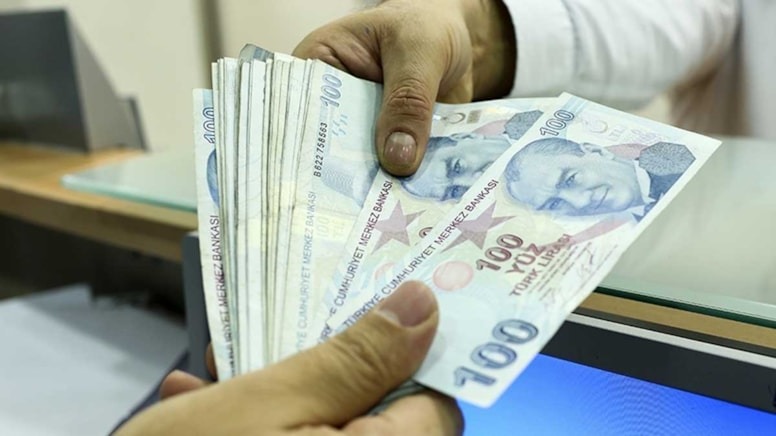 Orta Vadeli Program’a (OVP) göre, 2024 yılı sonunda enflasyonun %41.5 seviyelerinde olması bekleniyor. Ancak Merkez Bankası ve piyasa uzmanlarının tahminleri, bu oranın biraz daha üzerinde olabileceğini gösteriyor. Tahminlere göre enflasyon oranı %41.5 ile %45 arasında değişebilir. Bu oranlar göz önüne alındığında, asgari ücrete yapılacak zam oranı da netleşmeye başlıyor.