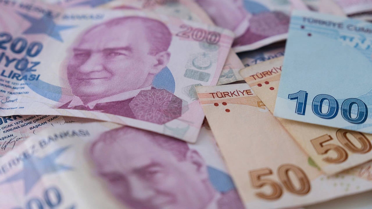 2024 YILI İÇİN ASGARİ ÜCRET GÖRÜŞMELERİ BAŞLIYOR
Asgari Ücret Tespit Komisyonu’nun aralık ayında yapacağı toplantılarla yeni yıl için geçerli olacak asgari ücret belirlenecek. Çalışanlar ve işverenler, masada yapılacak pazarlıklara odaklanmış durumda. Hükümet yetkilileri, işveren temsilcileri ve sendika temsilcilerinden oluşan komisyon, önümüzdeki yıl uygulanacak rakam üzerinde uzlaşmaya çalışacak.
