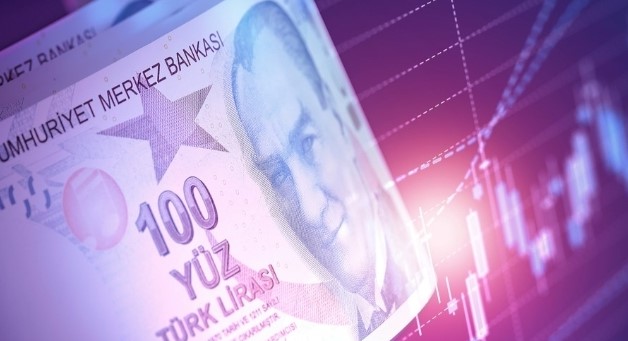 2024 ASGARİ ÜCRETİ NE KADAR OLACAK?
Türkiye'de milyonlarca çalışanı yakından ilgilendiren asgari ücret zammı için geri sayım devam ederken, enflasyon oranlarına dayalı zam hesaplamaları da gündemde. Enflasyonun %41.5 ile %45 arasında gerçekleşmesi durumunda, yeni asgari ücretin 24 bin 57 TL civarında olması bekleniyor. Ancak, zam oranının daha yüksek belirlenmesiyle asgari ücretin 25 bin TL'yi aşabileceği de tahmin ediliyor. Asgari Ücret Tespit Komisyonu’nun aralık ayında gerçekleştireceği toplantılar, 2024 yılında milyonlarca çalışanı etkileyecek yeni maaş miktarını netleştirecek.
