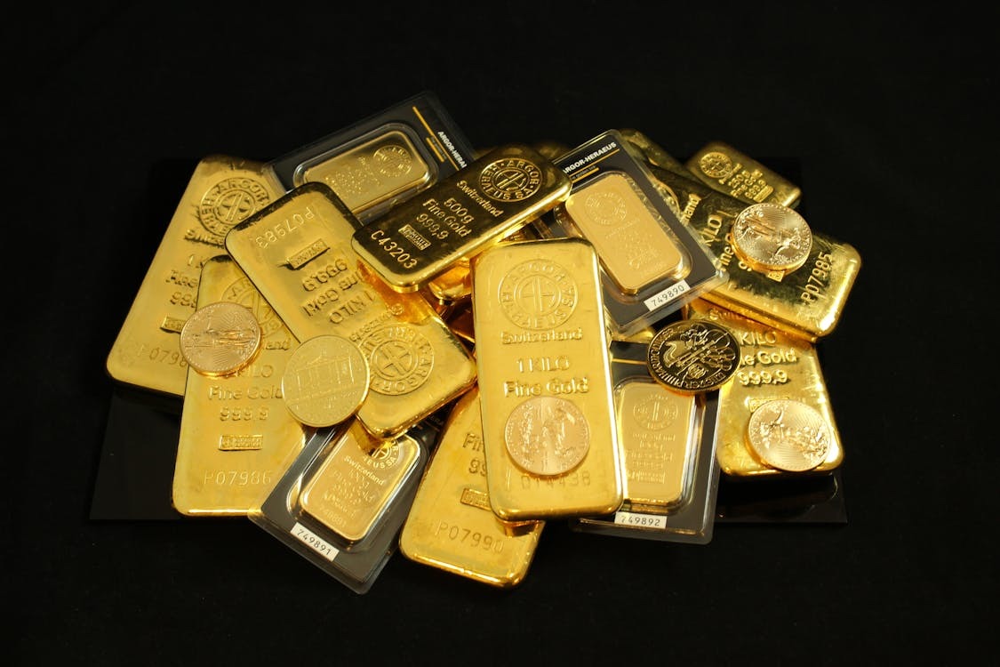 GRAM ALTIN VE ONS ALTININ SEYRİ NE OLACAK?
Altın ve para piyasaları uzmanı Şirin Sarı, altının genel durumu ile ilgili yaptığı açıklamada gram altının Türk Lirası karşısında nispeten stabil kalabileceğini, ancak ons altının hareketliliğini koruduğunu vurguladı. Sarı, gram altının ons altına paralel bir şekilde yükseliş eğiliminde olduğunu belirtti. Son dönemde altın fiyatlarının dikkat çekici bir şekilde yükseldiğini ifade eden Sarı, uluslararası piyasalarda gram altın ile serbest piyasa arasında yaklaşık 100 TL fark oluştuğuna dikkat çekti. Bu farkın ise altının fiziksel değerinden kaynaklandığını belirtti.
