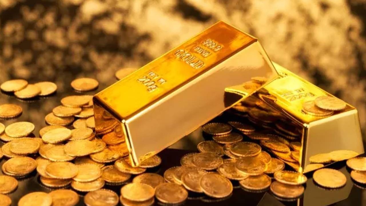 JEOPOLİTİK RİSKLER VE FAİZ İNDİRİMLERİ ALTIN FİYATLARINI DESTEKLİYOR
Emtia piyasaları uzmanı Zafer Ergezen ise altın fiyatlarının yükselmesinin ardında yatan en büyük nedenlerden birinin jeopolitik riskler olduğunu belirtti. Rusya-Ukrayna savaşı, ABD seçimleri ve Çin ile İran arasındaki ticaret savaşlarının altın fiyatlarını doğrudan etkilediğini söyleyen Ergezen, faiz indirimlerinin de altına olan talebi artırdığını dile getirdi. Jeopolitik gerginliklerin yanı sıra, faiz oranlarındaki düşüşlerin de altının yükselişini destekleyen unsurlar olduğunu ifade eden Ergezen, bu yıl altın fiyatlarının beklentilerin üzerine çıktığını belirtti.
