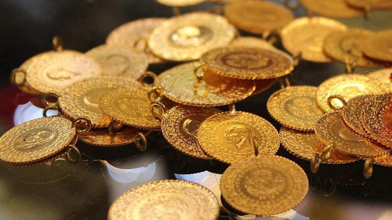 GÜNCEL ALTIN FİYATLARI
Altının gram fiyatı, yeni güne yükselişle başlamasının ardından saat 10.00 itibarıyla 2 bin 946 lira seviyesinden işlem görüyor. Aynı saatlerde çeyrek altın 5 bin 20 liradan, Cumhuriyet altını ise 20 bin 10 liradan satılıyor. Altının ons fiyatı ise önceki kapanışına göre yüzde 1,1 artışla 2 bin 677 dolardan işlem görmekte. Küresel piyasalarda dolar endeksindeki artışa rağmen tahvil faizlerindeki düşüş, altına olan talebin güçlü kalmasını sağlıyor.
