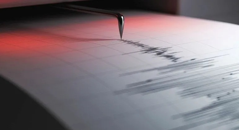 DÜŞÜK RİSKLİ BÖLGELER VE ALINMASI GEREKEN TEDBİRLER
Türkiye'de dördüncü ve beşinci derece, yani en düşük deprem riski taşıyan bölgeler arasında Sinop, Giresun, Trabzon, Rize, Artvin, Kırklareli ve Ankara gibi iller yer alıyor. Bu illerde deprem riski daha az olmasına rağmen, uzmanlar yine de yapıların deprem yönetmeliklerine uygun şekilde inşa edilmesinin hayati önem taşıdığını vurguluyor.
