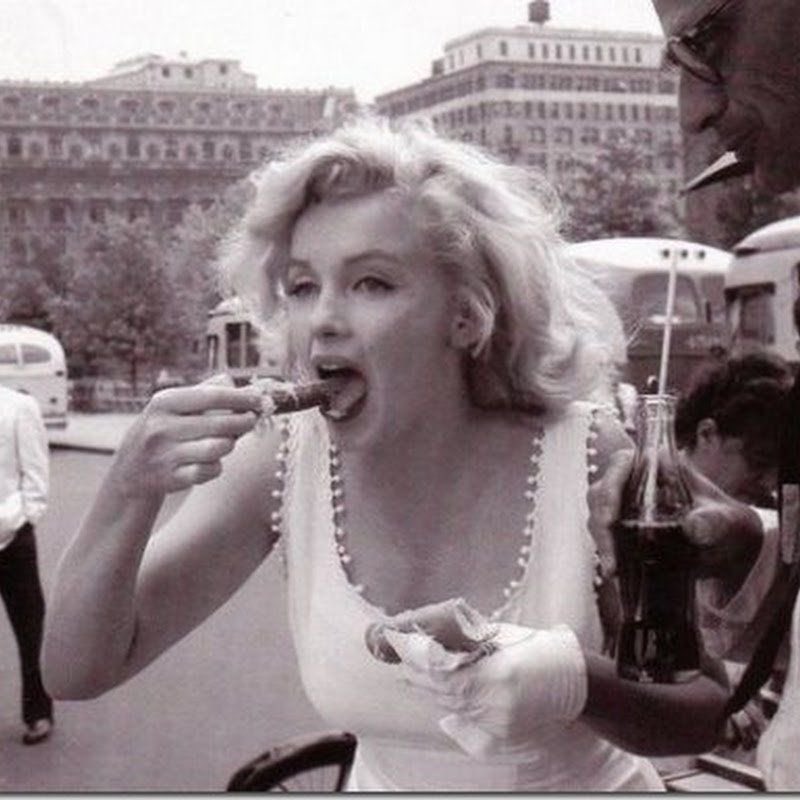 Marilyn Monroe'nun tatlıcı silodan halka tatlı yediği sırada gizli bir kare.
