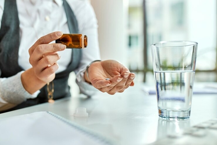 Ayrıca nefes egzersizleri gibi rahatlatıcı teknikler de kaygının kontrol altına alınmasına destek oluyor. Düzenli nefes egzersizleri, stres anında sinir sistemini sakinleştirerek daha sağlıklı bir zihinsel denge kurmayı kolaylaştırıyor.